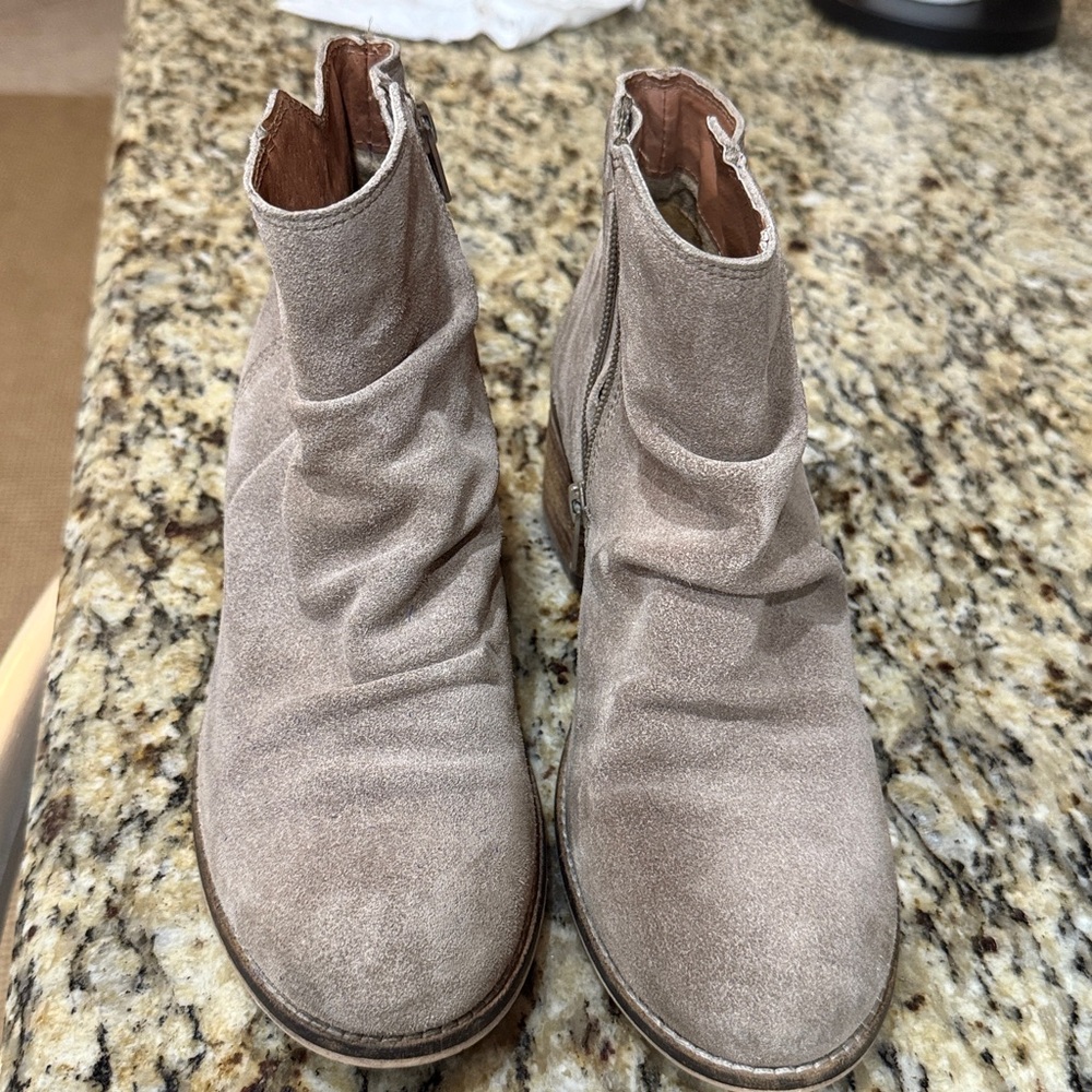 Seychelles Garnet Taupe Tan Soft Suede Slouchy Booties Size 7.5